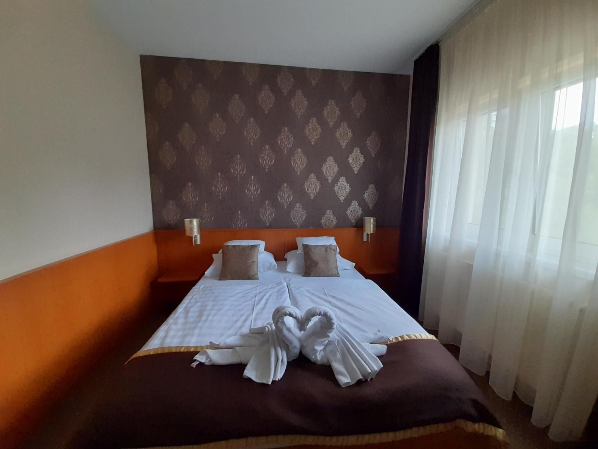 Hotel Platan Szekesfehervar Exterior photo