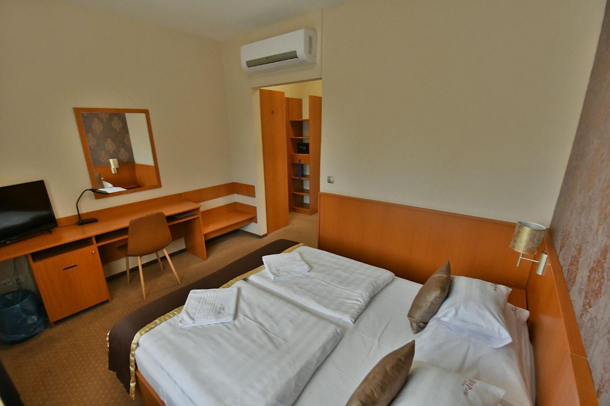 Hotel Platan Szekesfehervar Exterior photo