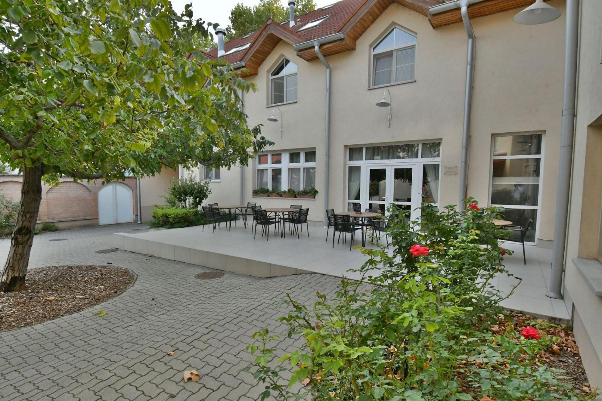 Hotel Platan Szekesfehervar Exterior photo