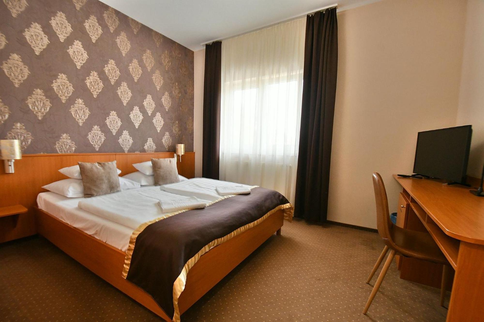 Hotel Platan Szekesfehervar Exterior photo