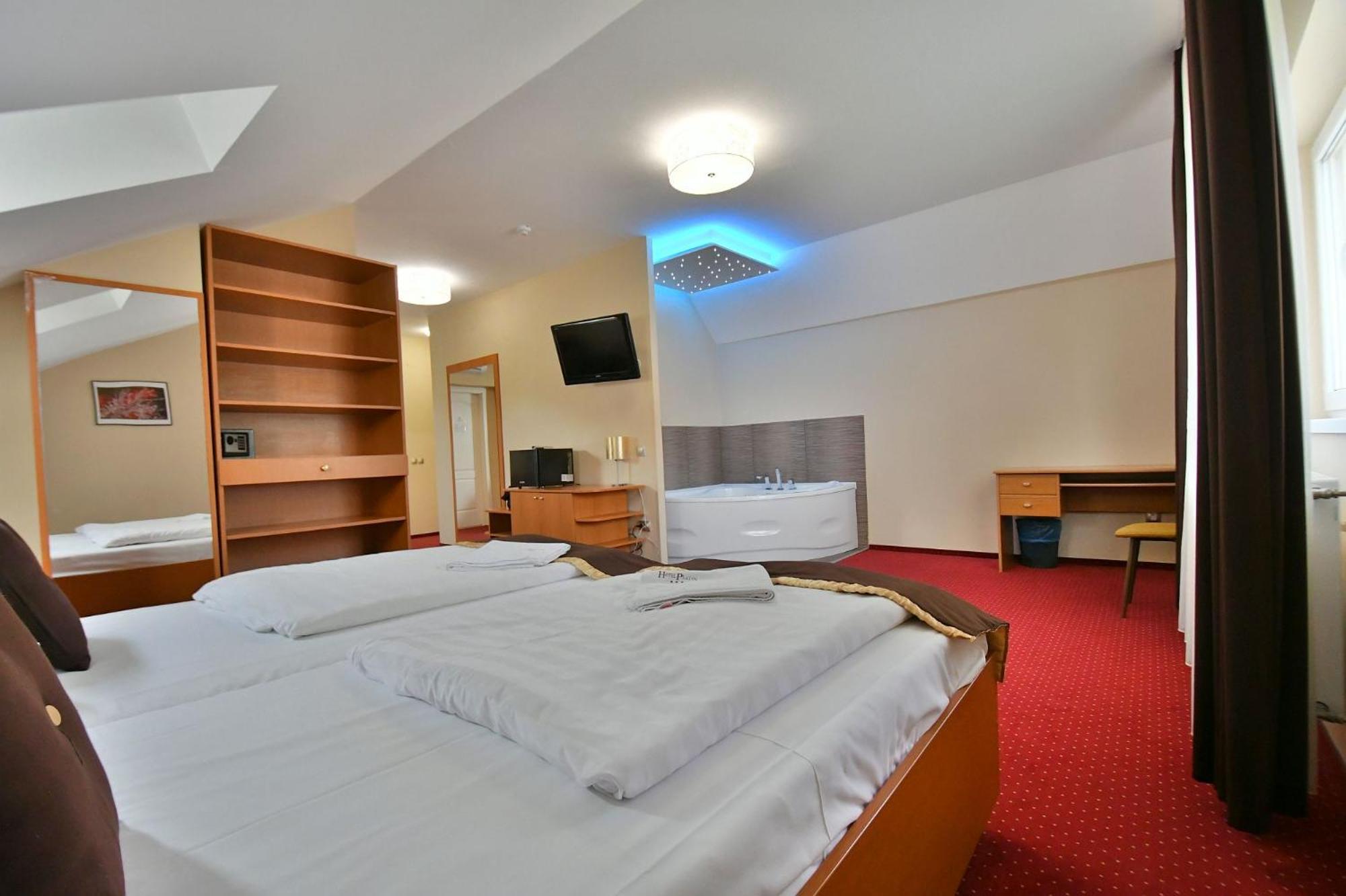 Hotel Platan Szekesfehervar Exterior photo